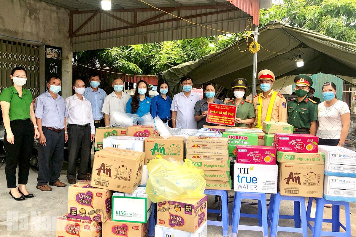 Ủy ban MTTQ và các tổ chức chính trị-xã hội huyện Thanh Liêm tặng quà chốt kiểm soát liên ngành phòng, chống dịch Covid-19 tại xã Thanh Hải