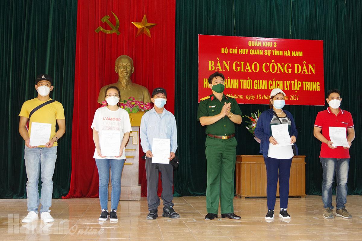 Bộ CHQS tỉnh bàn giao 57 công dân cách ly tại Trung đoàn 151