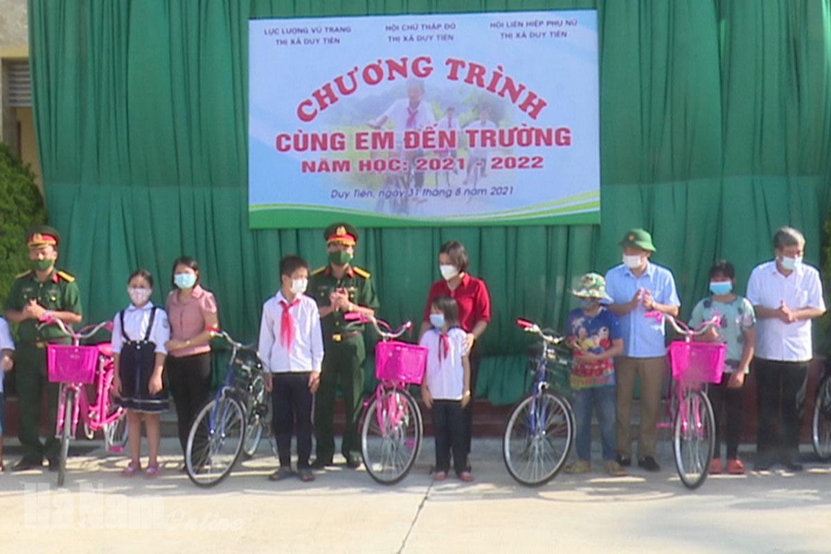 Hội CTĐ thị xã Duy Tiên tổ chức chương trình 'Cùng em đến trường'