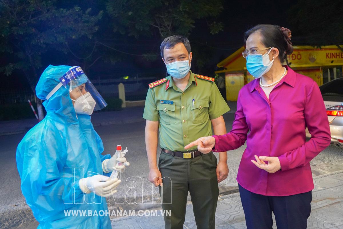 Đồng chí Bí thư Tỉnh ủy Lê Thị Thuỷ đi kiểm tra, động viên các lực lượng lấy mẫu xét nghiệm ở thành phố Phủ Lý