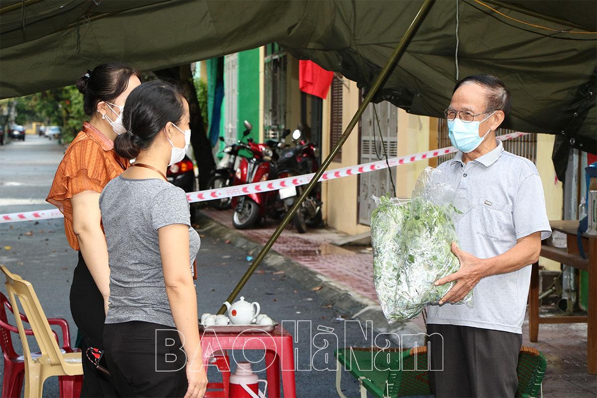 Ngày 26/9, 1,2 tấn rau củ quả từ Phù Vân cung ứng cho nhân dân khu vực giãn cách