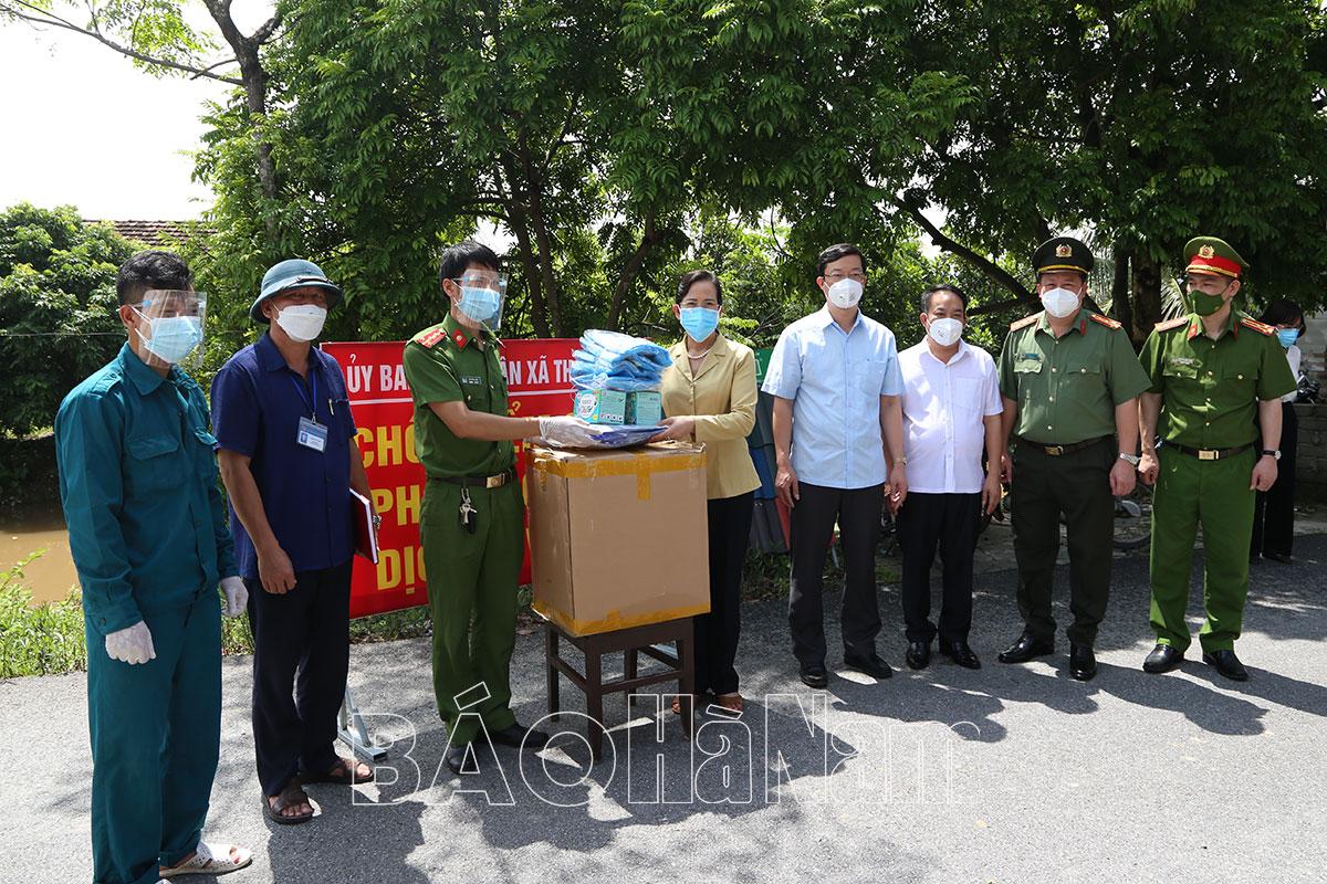 Đồng chí Bí thư Tỉnh ủy Lê Thị Thủy thăm, tặng thiết bị bảo hộ y tế cho lực lượng phòng, chống dịch xã Thanh Tân