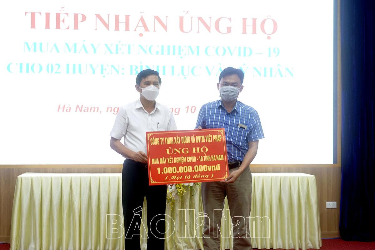 Trung tâm Chỉ huy phòng, chống dịch Covid-19 tỉnh tiếp nhận ủng hộ mua máy xét nghiệm Covid-19 cho 2 huyện Lý Nhân, Bình Lục