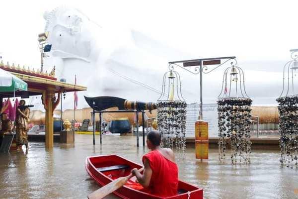Mưa lớn kéo dài, cố đô Thái Lan chìm trong biển nước