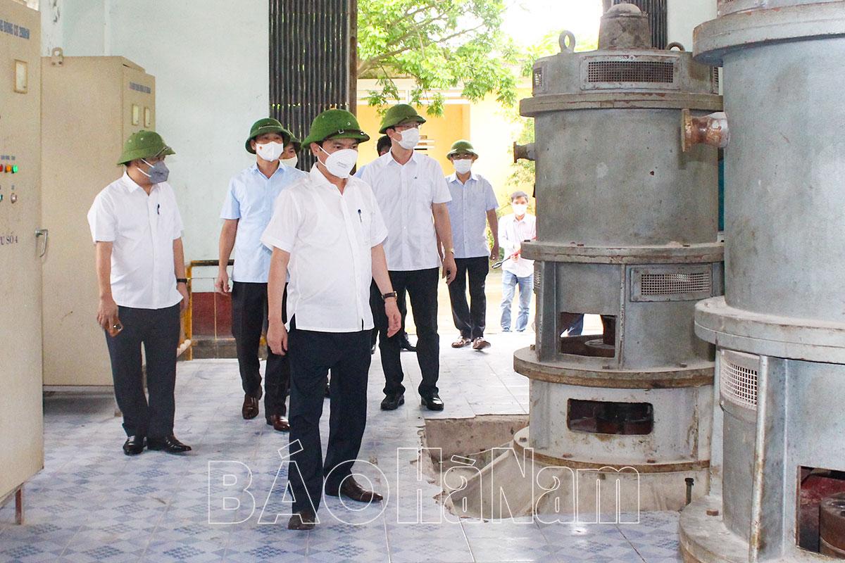 Đồng chí Chủ tịch UBND tỉnh Trương Quốc Huy kiểm tra công tác phòng chống lụt bão tại Thanh Liêm