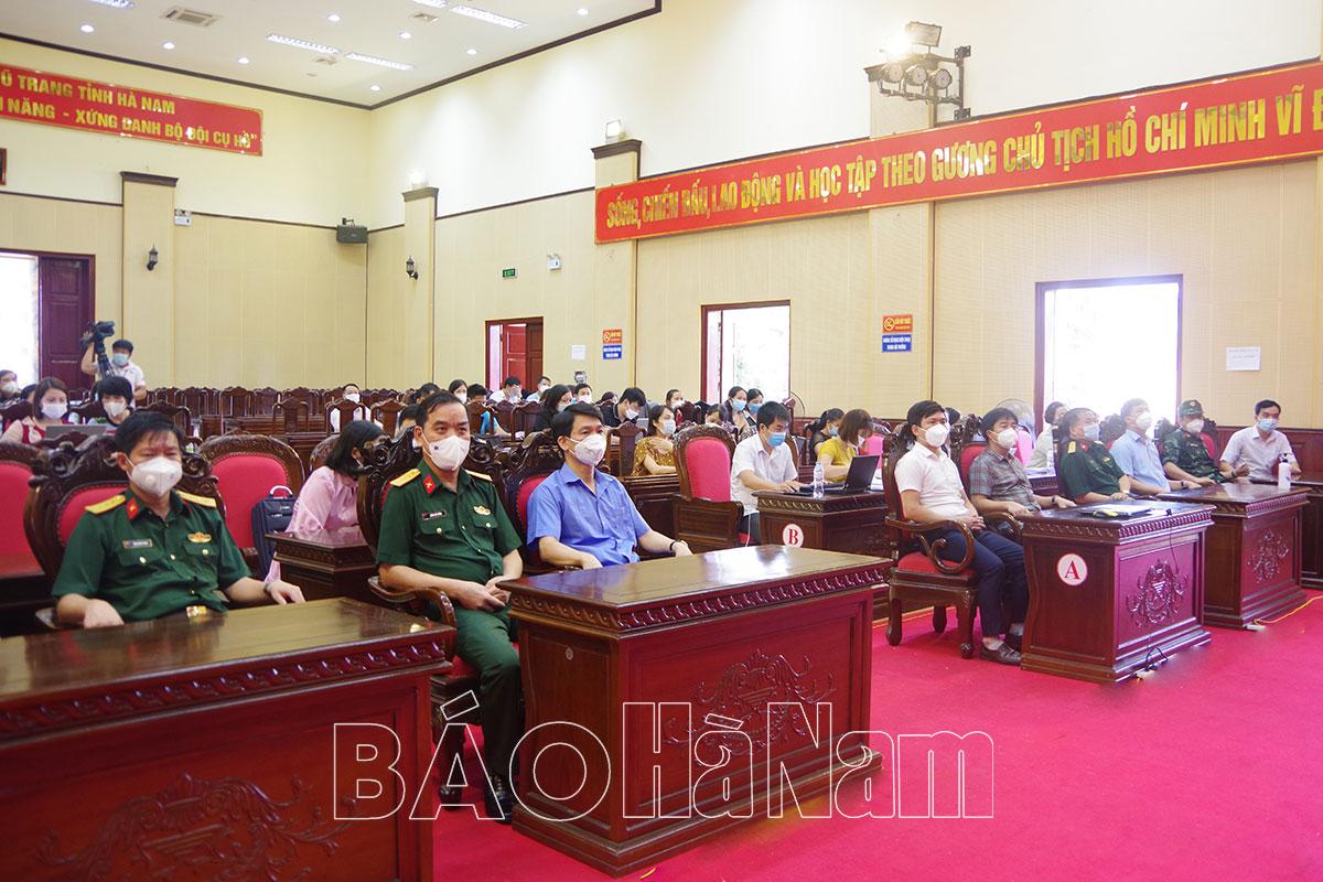 Tặng quà, động viên đội ngũ giáo viên thành phố Phủ Lý tham gia phục vụ công tác phòng chống dịch