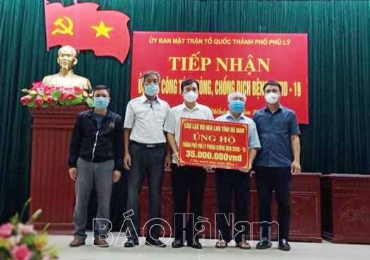 CLB Hoa lan Hà Nam ủng hộ TP.Phủ Lý 35 triệu đồng phòng, chống dịch Covid-19
