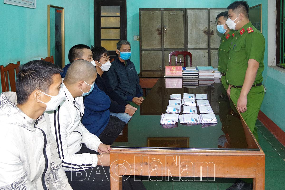 Bắt quả tang 5 đối tượng đánh bạc ở xã Thanh Thủy (Thanh Liêm)