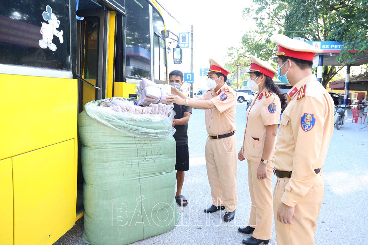 Cảnh sát giao thông Hà Nam phát hiện hơn 2 tấn quần áo không rõ nguồn gốc xuất xứ