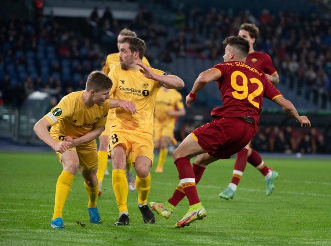 AS Roma của Mourinho hòa hú vía, Tottenham thắng trận ra mắt HLV Conte