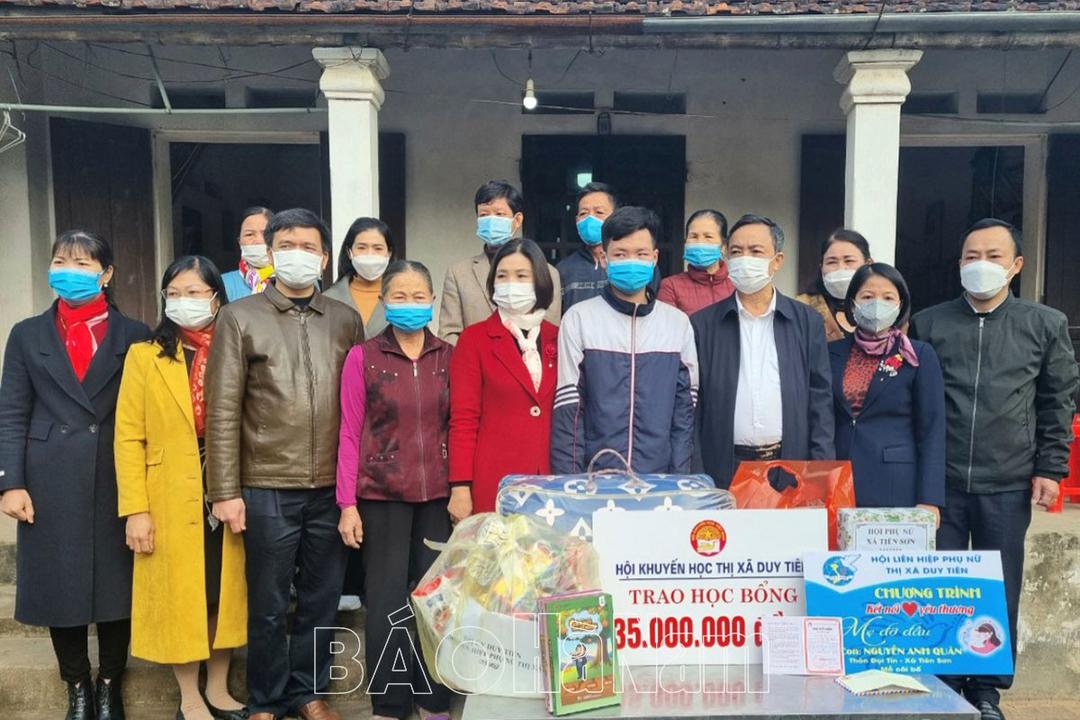 Hội LHPN Duy Tiên tổ chức chương trình kết nối yêu thương mẹ đỡ đầu con mồ côi tại xã Tiên Sơn