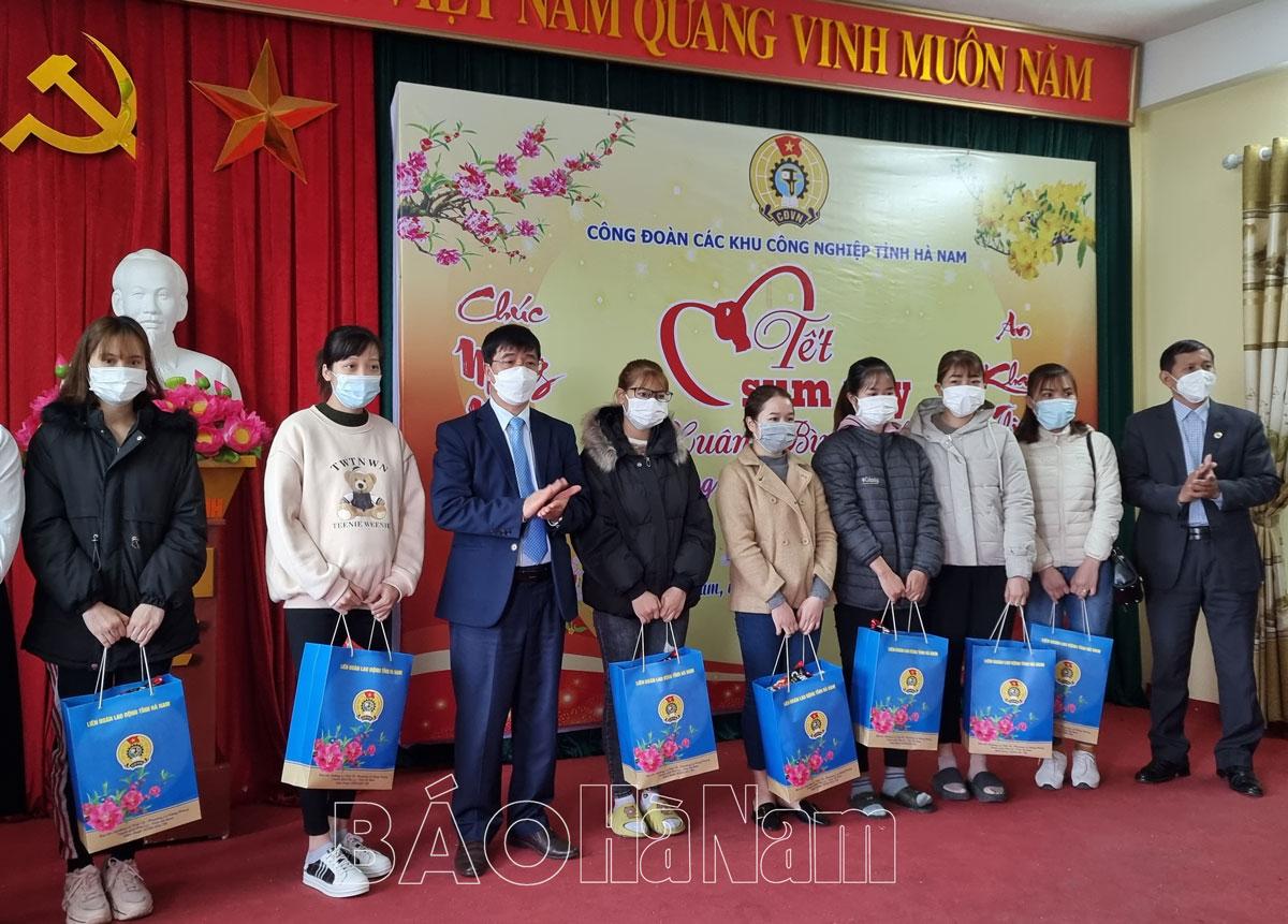 Công đoàn các KCN tỉnh tặng trên 2.000 suất quà Tết cho công nhân lao động