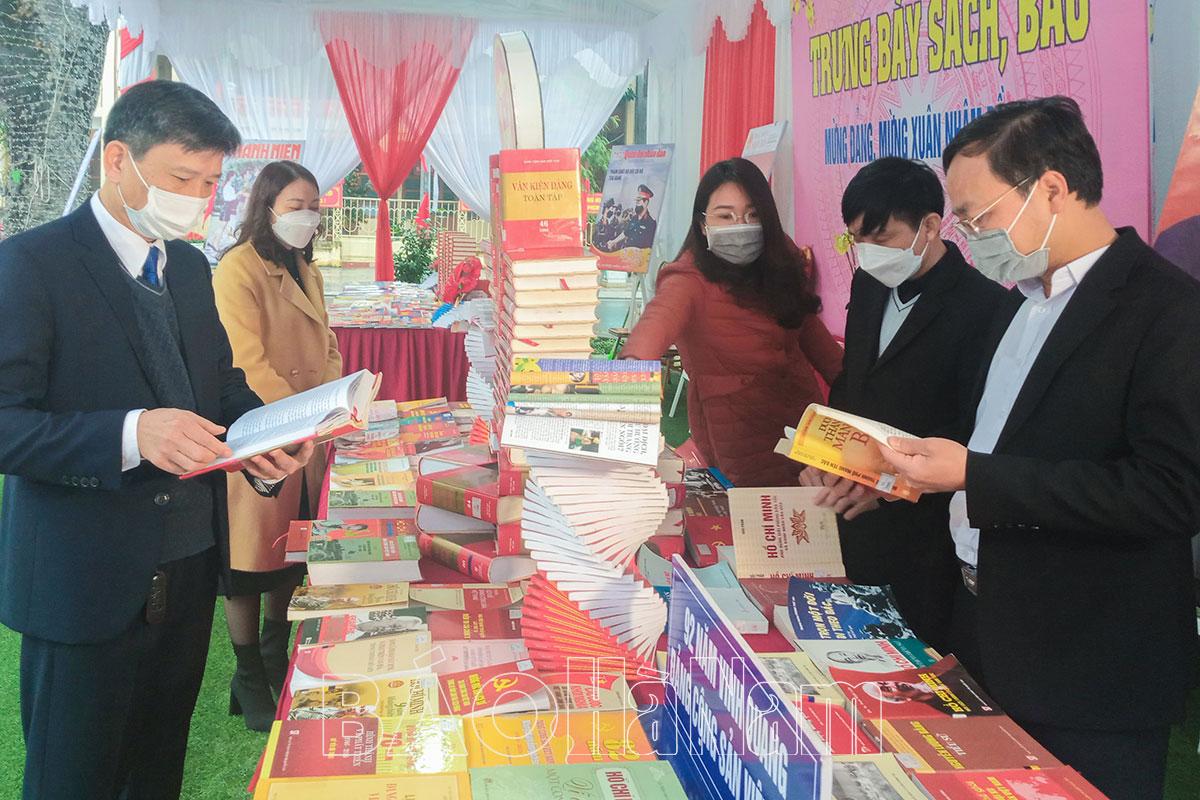 Phủ Lý tổ chức trưng bày sách, báo mừng Đảng, mừng Xuân Nhâm Dần 2022