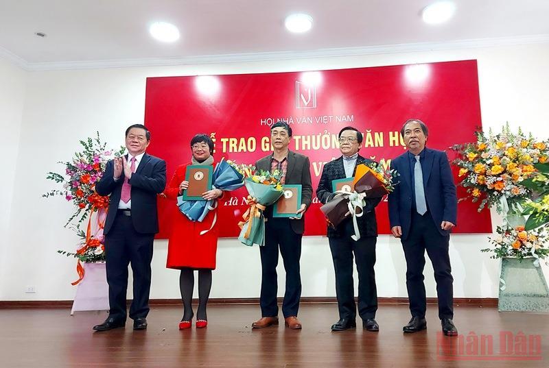 Trao giải thưởng Hội Nhà văn Việt Nam và kết nạp hội viên mới