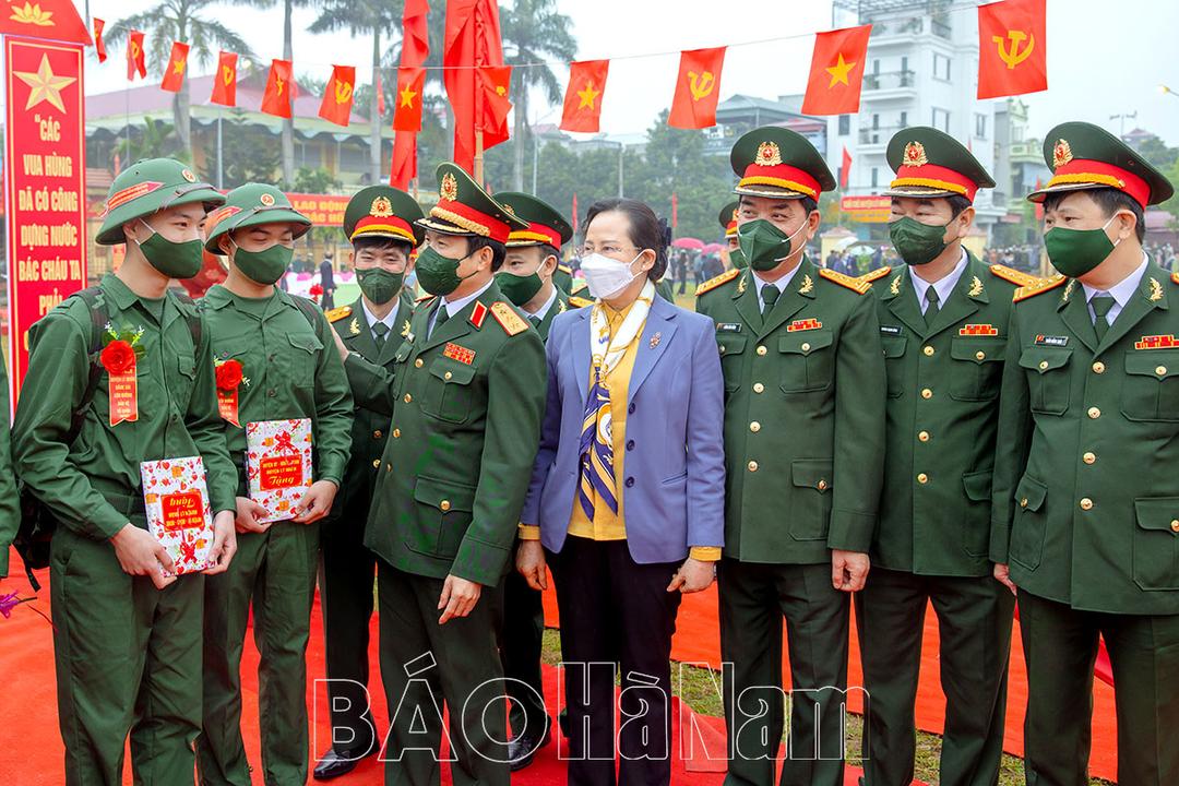 Tưng bừng Lễ giao nhận quân, động viên gần 1500 thanh niên Hà Nam lên đường nhập ngũ