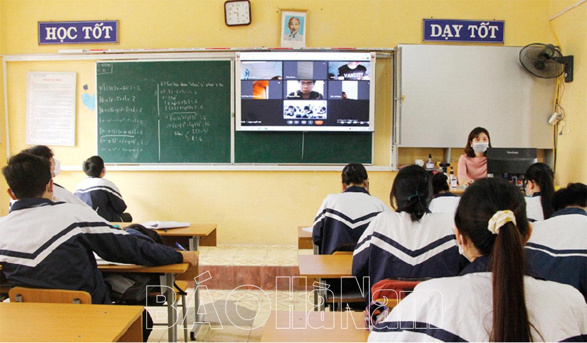 Khó khăn trong dạy học kết hợp trực tiếp với trực tuyến