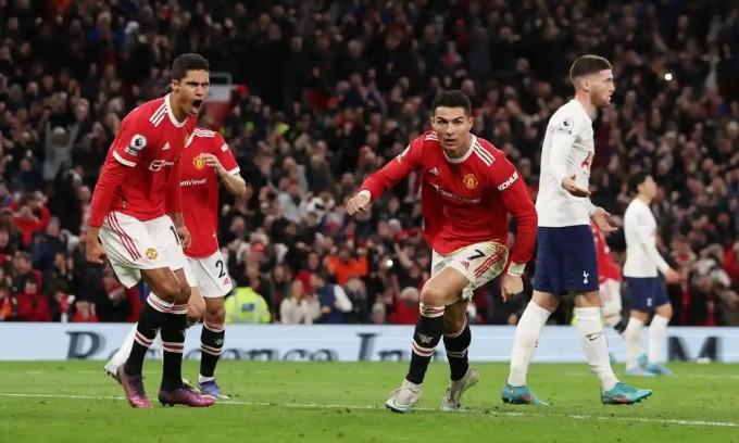 Man Utd hạ Tottenham nhờ hat-trick của Ronaldo