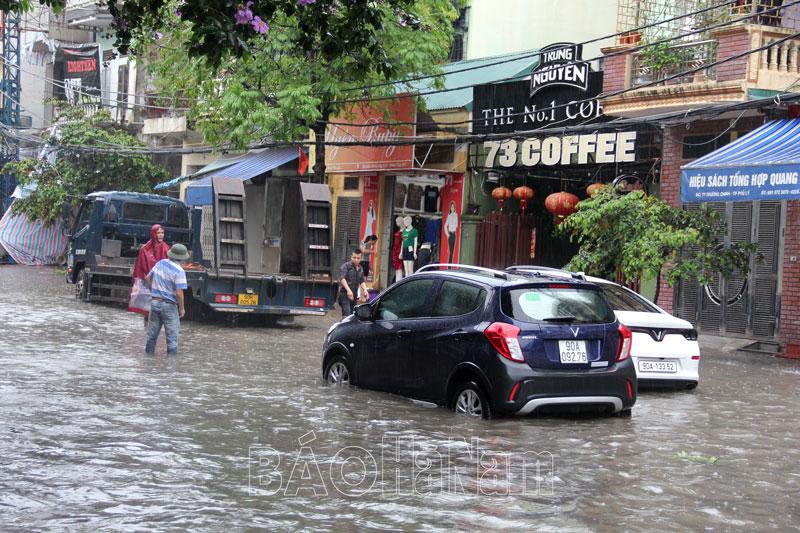 Nhiều tuyến phố ở Phủ Lý "thành sông" sau trận mưa đêm qua