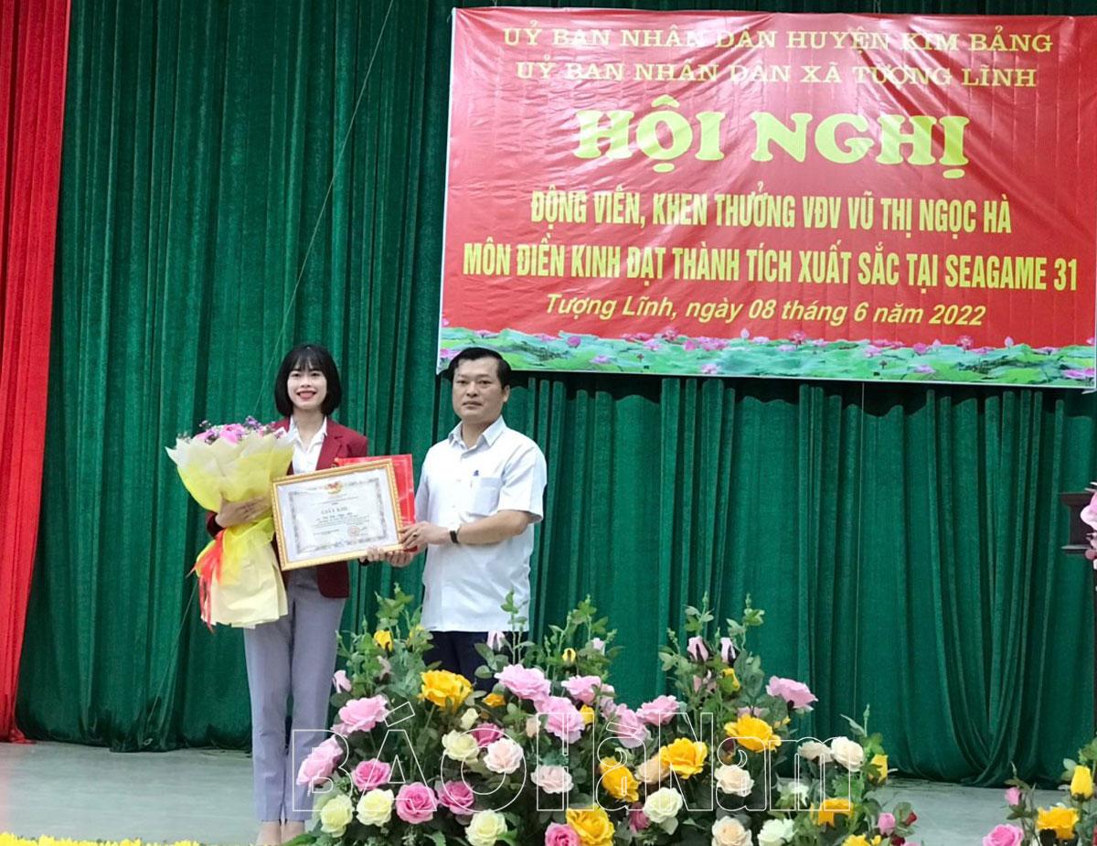 UBND huyện Kim Bảng trao thưởng cho Vũ Thị Ngọc Hà – VĐV xuất sắc tại SEA Games 31
