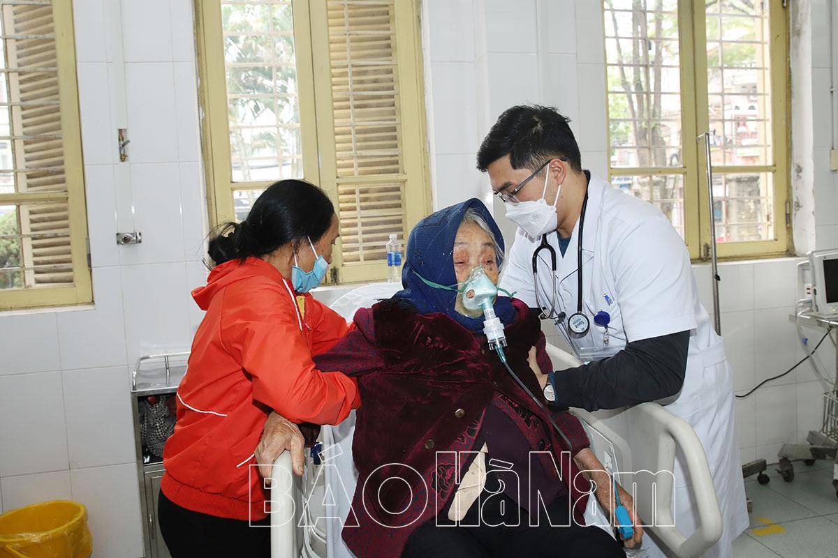 Trời rét, số bệnh nhân cấp cứu do đột quỵ, tim mạch, bệnh phổi tại Bệnh viện Đa khoa Hà Nam tăng