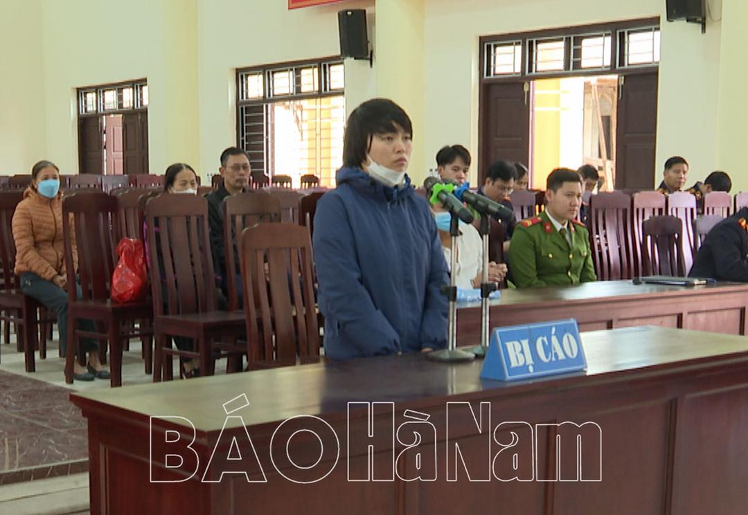 Lý Nhân xét xử lưu động 2 vụ án về mua bán trái phép pháo nổ, chất ma túy