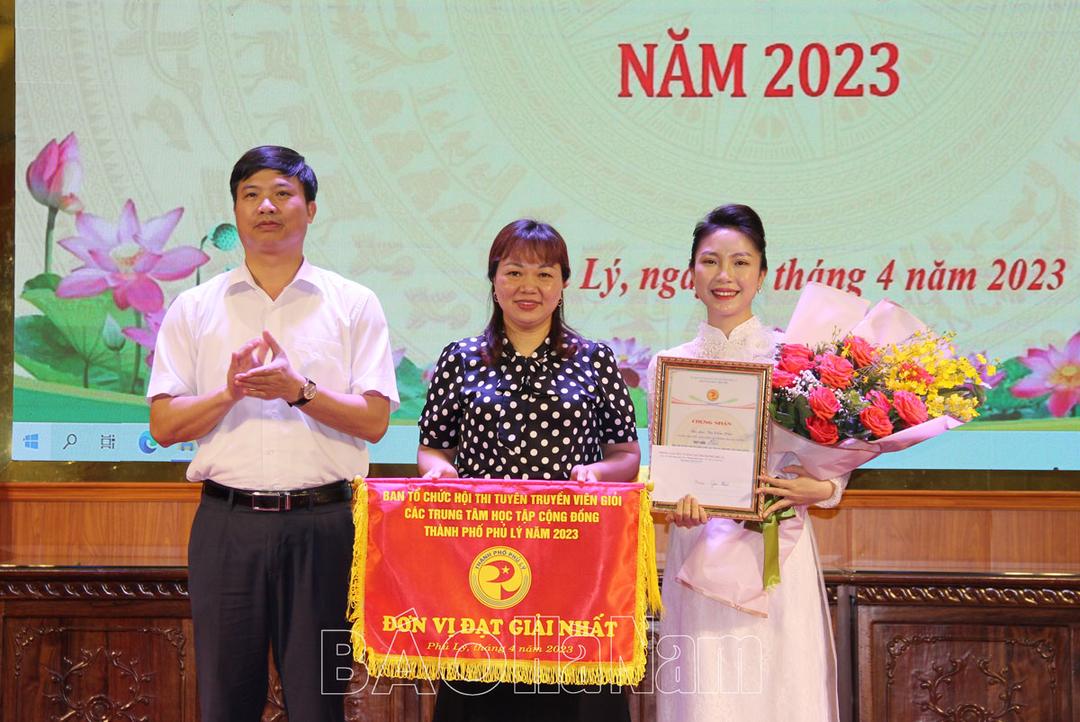 Thí sinh phường Hai Bà Trưng đạt giải Nhất hội thi tuyên truyền viên giỏi các Trung tâm học tập cộng đồng