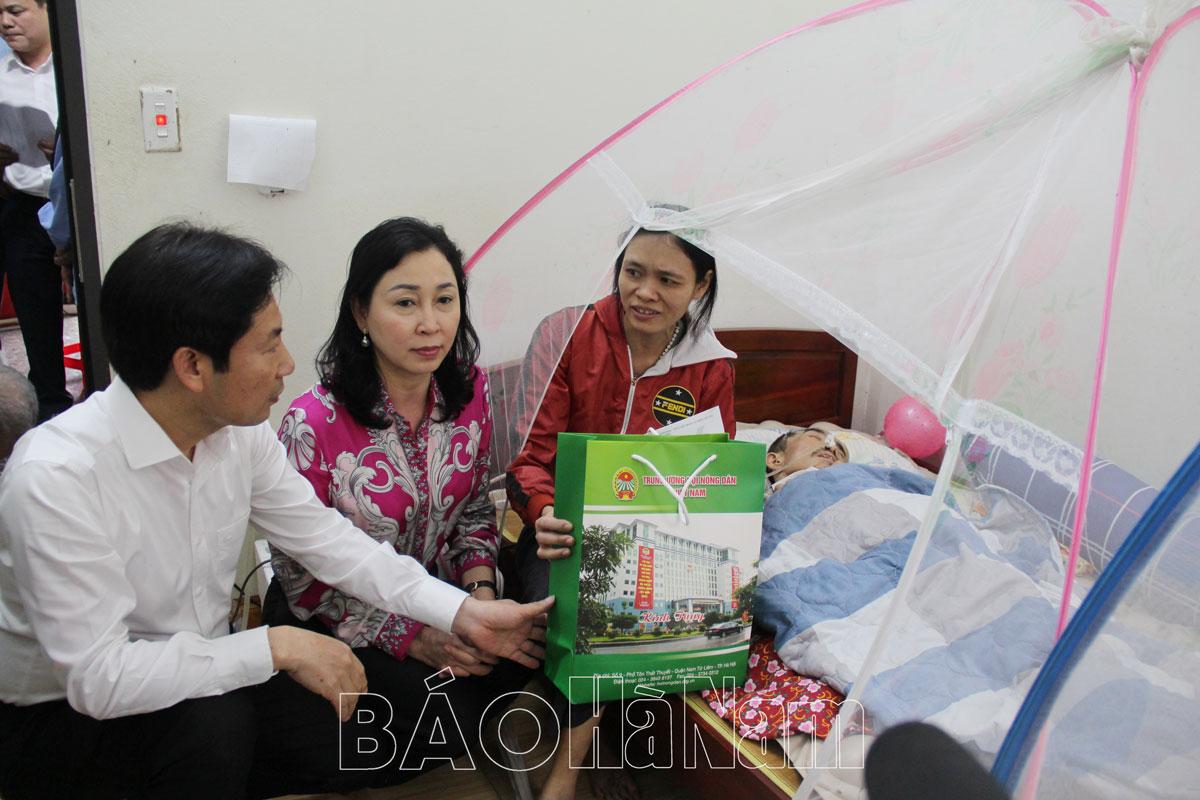 Đồng chí Phó Bí thư Thường trực Tỉnh ủy Đinh Thị Lụa và Phó Chủ tịch Hội Nông dân Việt Nam Nguyễn Xuân Định thăm, tặng quà hội viên nông dân có hoàn cảnh khó khăn tại huyện Kim Bảng