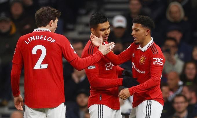 Man Utd rơi điểm dù dẫn Tottenham hai bàn