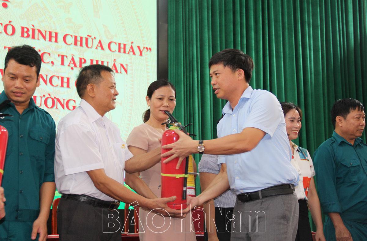 Phường Lam Hạ phát động phong trào “Nhà tôi có bình chữa cháy” và tuyên truyền, tập huấn kỹ năng PCCC và CNCH