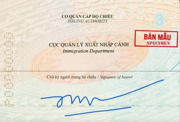 Ký tên trên hộ chiếu phải đúng vị trí