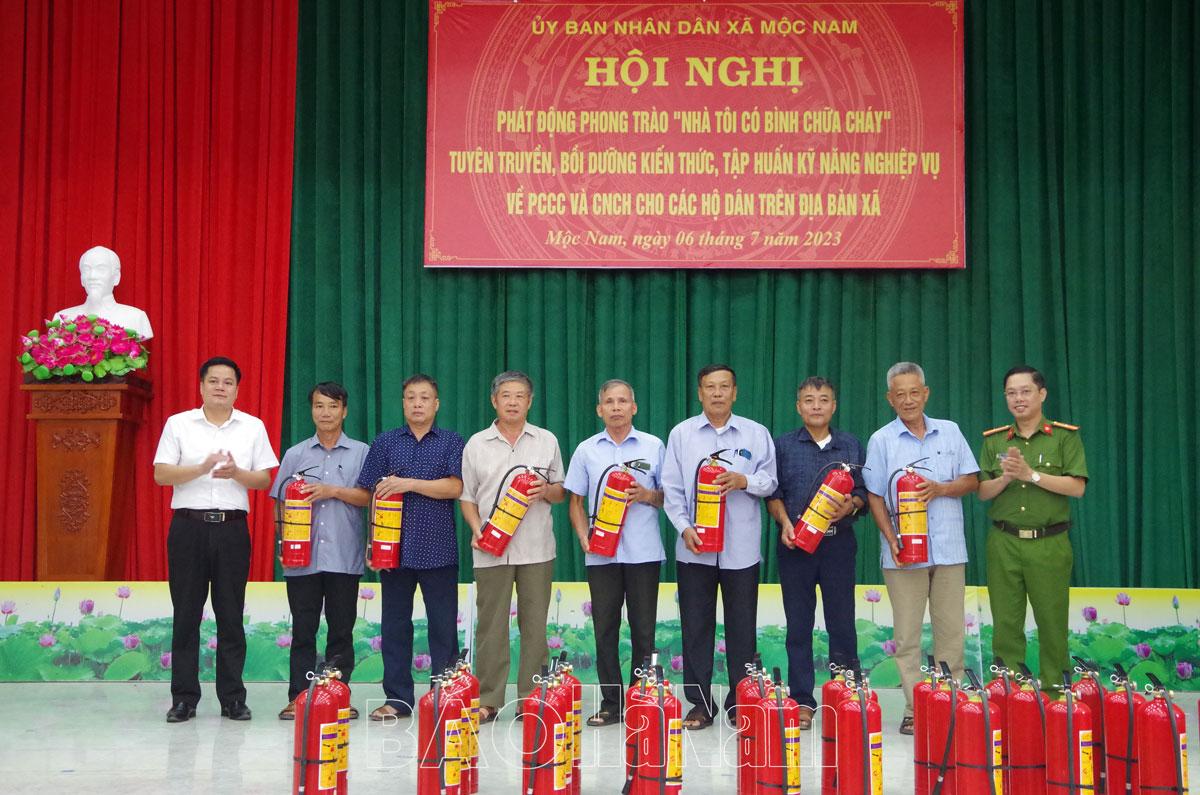 Xã Mộc Nam phát động phong trào “Nhà tôi có bình chữa cháy”