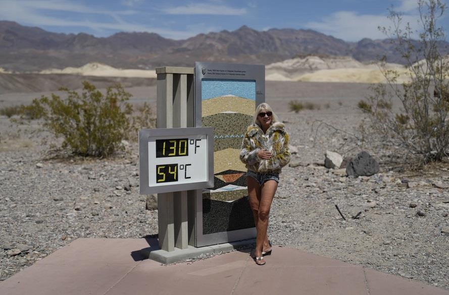 Nóng trên 53 độ C, du khách vẫn đổ về Thung lũng Chết ở Mỹ