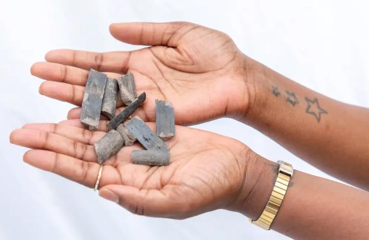 Cô gái có sở thích lạ, thèm ăn đất sét, có ngày ăn 10 túi