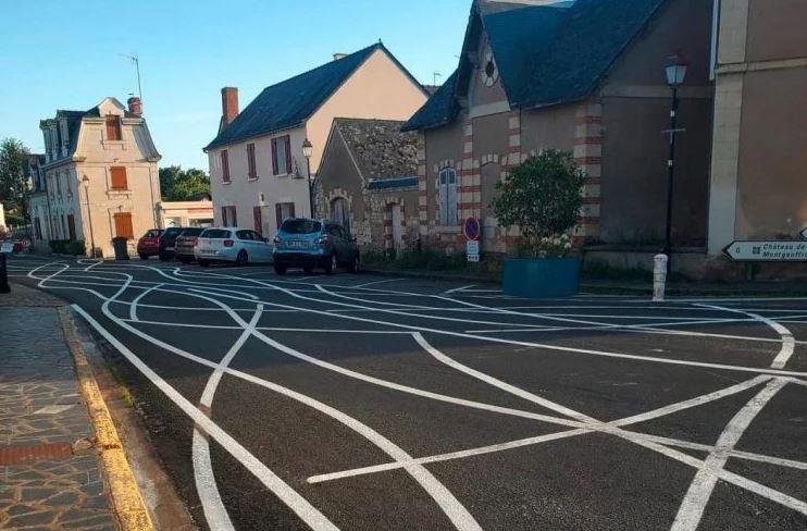 Thị trấn Pháp kẻ làn đường 'rối như tơ vò' để ngăn nạn chạy xe quá tốc độ