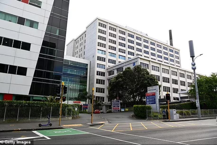 Bác sĩ bỏ quên dụng cụ to bằng cái đĩa trong bụng sản phụ sinh mổ