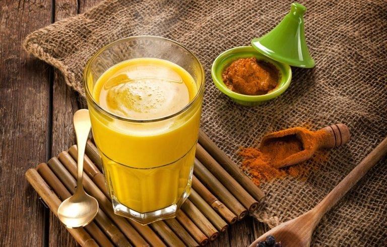 8 lý do mà bạn nên thêm sữa nghệ vào chế độ ăn uống của mình