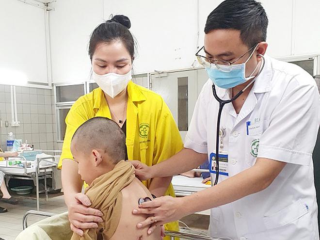 Chơi ngoài bùn đất bẩn, bé trai sốc nhiễm khuẩn nặng