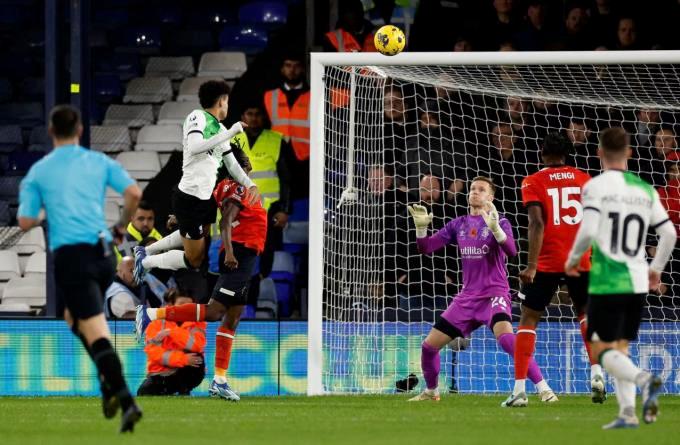 Liverpool thoát thua phút bù giờ