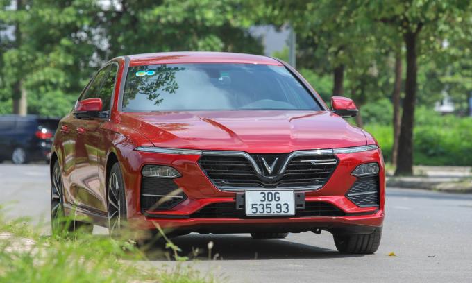 Đại lý VinFast bán Lux A2.0 chưa lăn bánh giá từ 600 triệu đồng