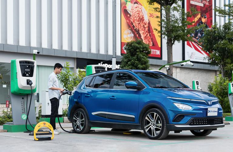 Sạc ô tô điện tại nhà có rẻ hơn sạc tại trạm công cộng?