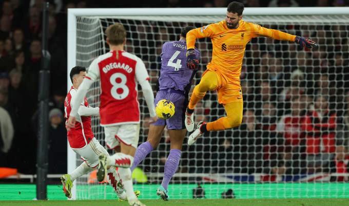 Arsenal hạ Liverpool để thắp lại hy vọng vô địch