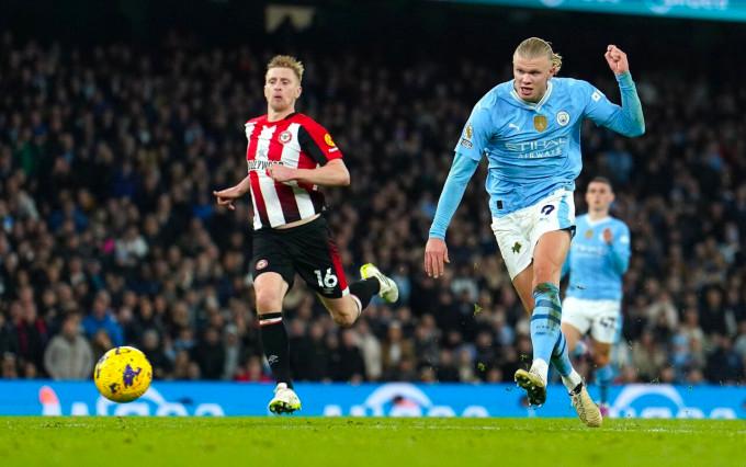 Haaland cứu Man City ở Ngoại hạng Anh