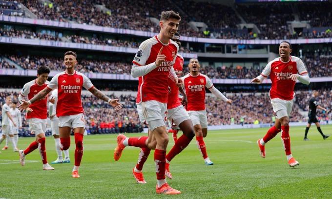 Arsenal hạ Tottenham để giữ đỉnh bảng
