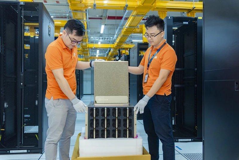 Những máy chủ DGX H100 đầu tiên của Nhà máy trí tuệ nhân tạo