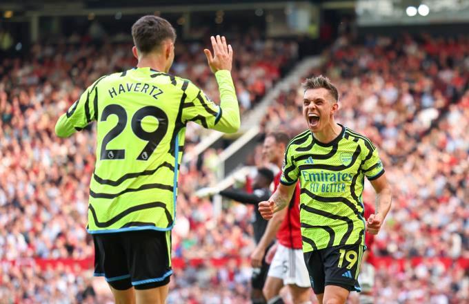 Hạ Man Utd, Arsenal đòi lại đỉnh bảng Ngoại hạng Anh