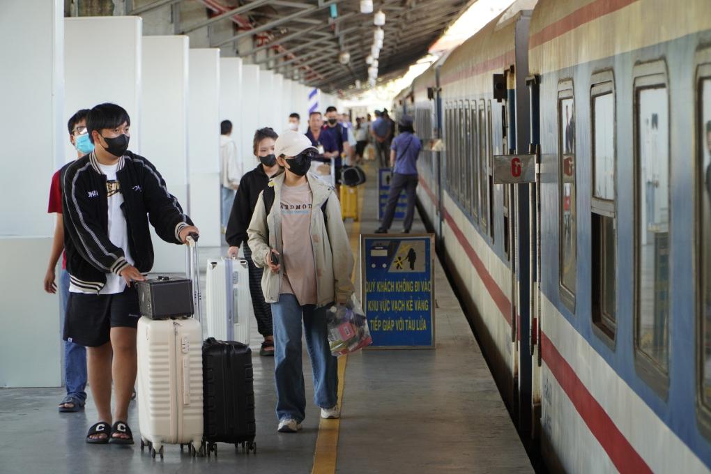 Du lịch nội 'không thể chỉ sống nhờ đường bộ, đường sắt'