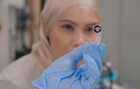 Tiềm năng của loại pin siêu mỏng sạc được bằng nước mắt