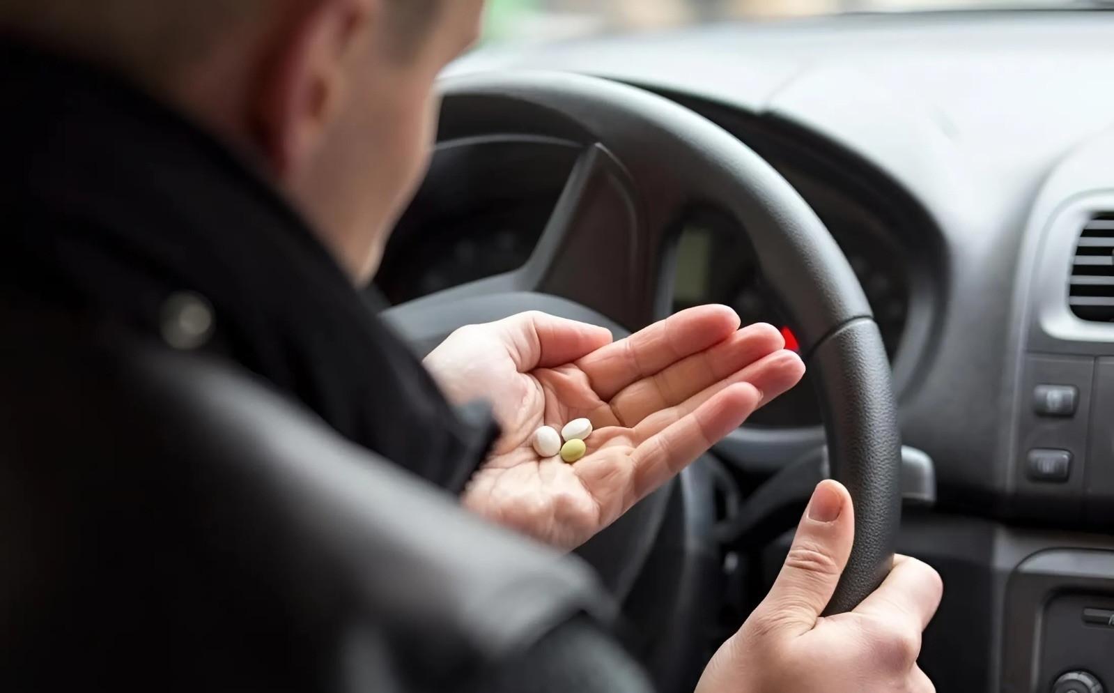 Đồ vật không nên để lại trong xe khi nắng nóng