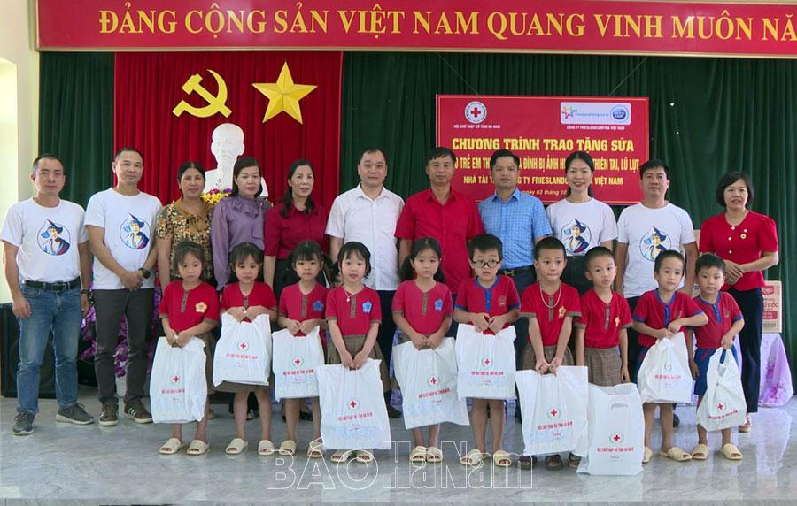 Trao tặng sữa cho trẻ em bị ảnh hưởng lũ lụt tại thị xã Duy Tiên