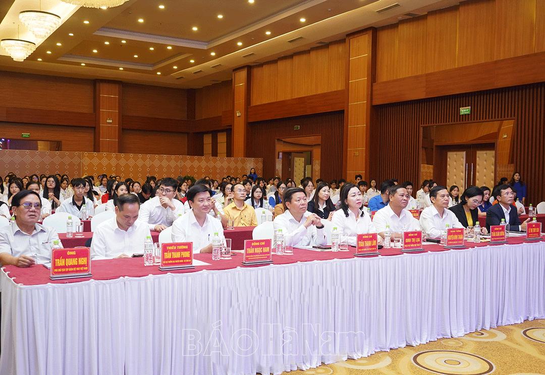 Trao học bổng “Tiếp sức đến trường” cho 132 tân sinh viên có hoàn cảnh khó khăn